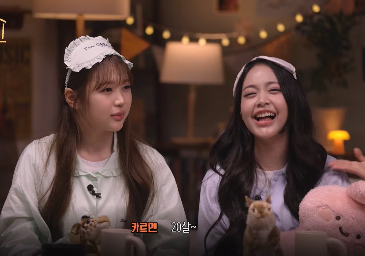 OM NYA SAMPE NGALAH, CARMEN GAMAU DIRINYA DISEBUT UMUR 21 tahun (Korea) 😭😭😭.. ngambeknya ke si jeruk 😭 👦 : Bukankah usia kalian semua sekarang 18 atau 19 tahun ? 🧁 : Saya 20 tahun, dan Carmen eonni 21 tahun 🌴 : Enggak☹️☹️…aku 20 tahun 🧁 : Eonni itu 21 tahun 🌴 : 20 tahun 👦 : Maksudnya hitungan umur internasional Awas lu si jeruk nanti gak dipeluk lagi ma Carmen 😭😭