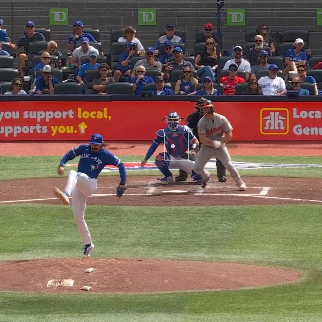 Dylan Cease kicked the ball right up to himself 😅