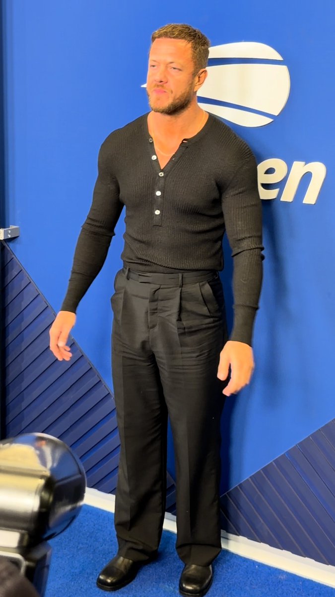 Imagine Dragons frontman Dan Reynolds shows off his built physique on the US Open blue carpet 🎾💪 🎥 Instagram / @jpasc24