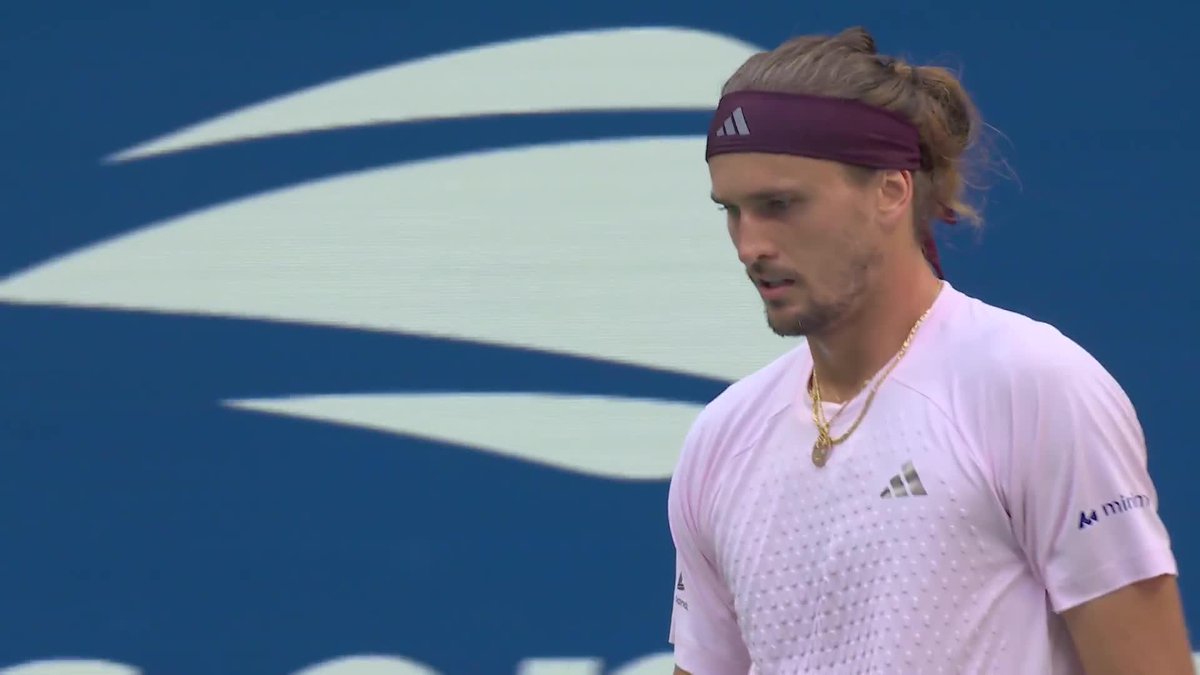 Alexander Zverev capitalizes on his early break and adds another to take the first set 6-3!