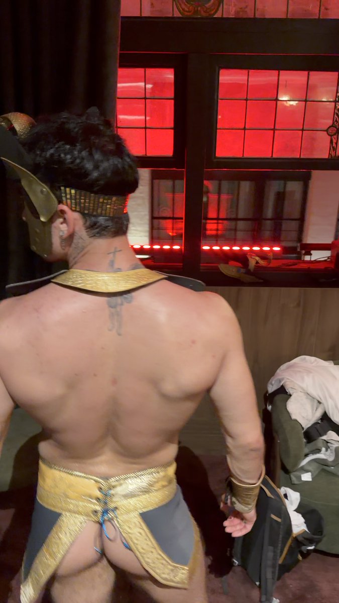 Ready to dance… even though I know exactly where your eyes are going to end up. 🍑👀🔥 Preparado para bailar… aunque sé perfectamente dónde van a terminar tus ojos. 🍑👀🔥 😈👇