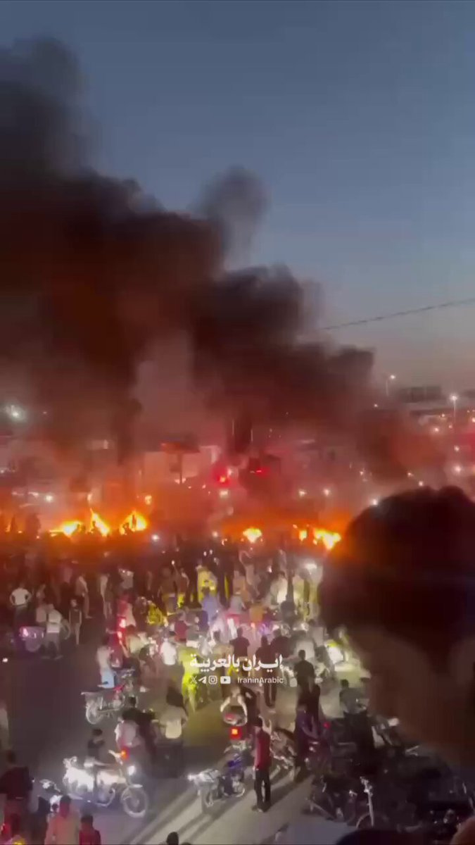 فيديو | محتجون يقطعون الطريق الدولي في معرة النعمان بمحافظة إدلب احتجاجًا على رفع أسعار المحروقات في سوريا