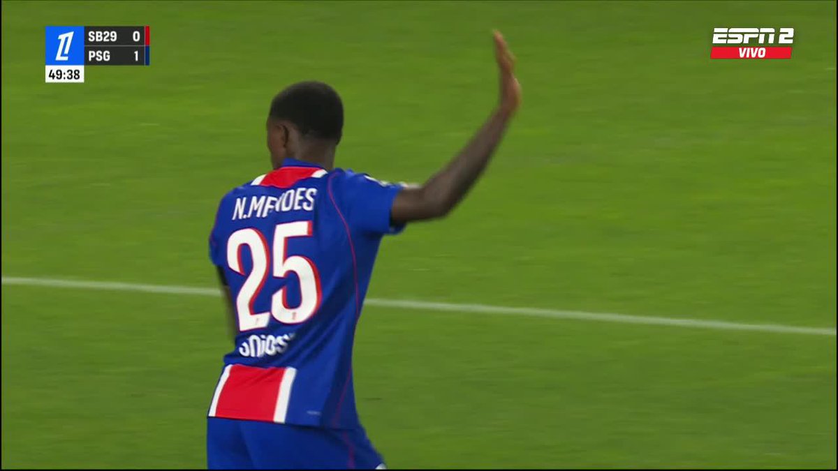 ¡ZAFÓ NUNO! Mendes quiso salir jugando de abajo pero le regaló la pelota a Brest y Doumbia le hizo un favor pegándole al palo en vez de acertar al arco de PSG. 📺 Mirá la #Ligue1 por #DisneyPlus Plan Premium