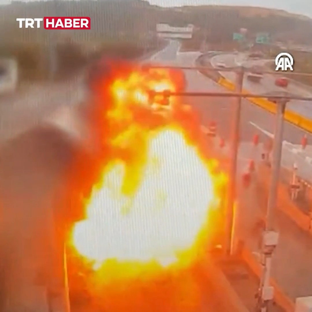Eyüpsultan'da 2 kişinin hayatını kaybettiği otobüs kazası kamerada.