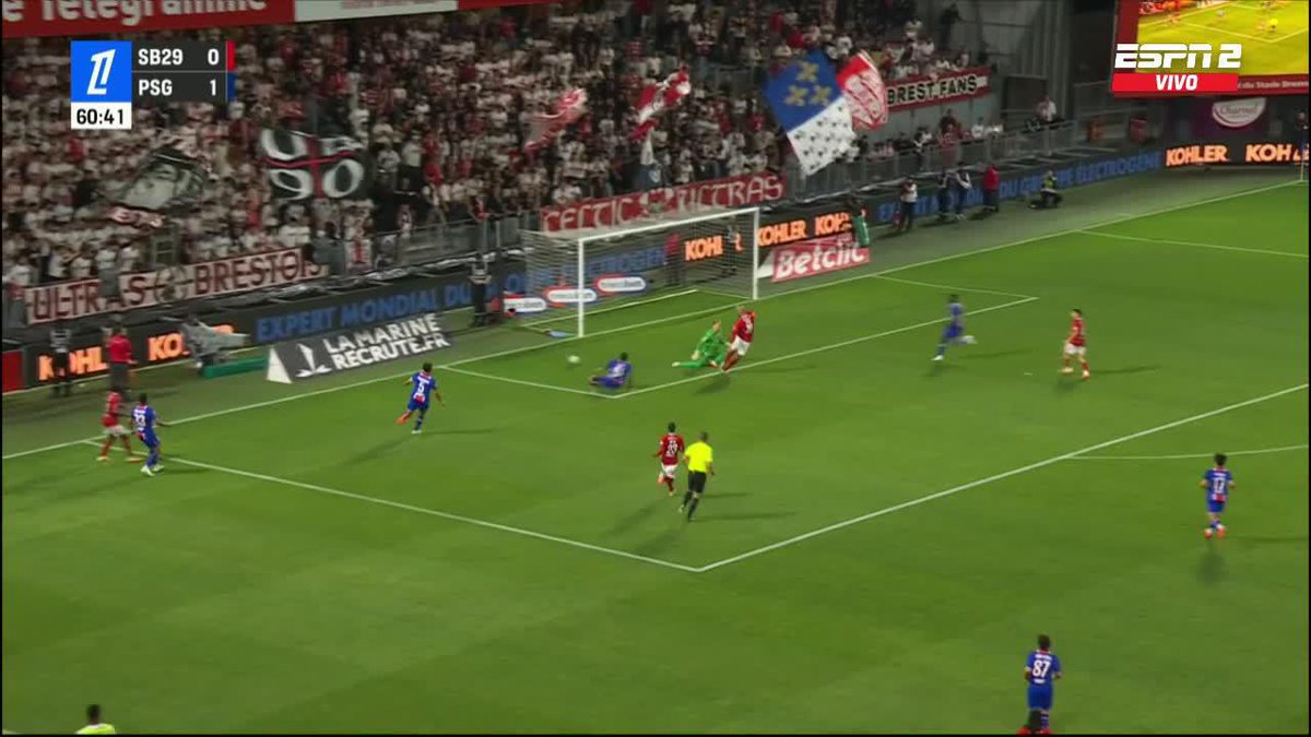 😮💨 ¡PACHITO SE VISTIÓ DE HÉROE! Zaïre-Emery perdió el balón, pero 🇪🇨 Willian Pacho metió un cierre espectacular para evitar el empate del Brest ante el PSG. 📺 Mira la 🇫🇷 #Ligue1 en el Plan Premium de Disney+ Latinoamérica