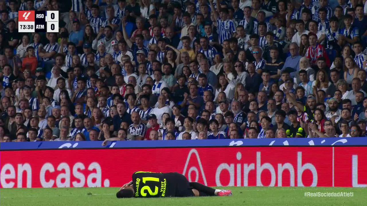 ¡ENSORDECEDORA SILBATINA PARA CUTI ROMERO EN ANOETA! El argentino pidió una falta de Ochieng en la mitad de la cancha, el árbitro dejó seguir y se le vino el estadio encima.