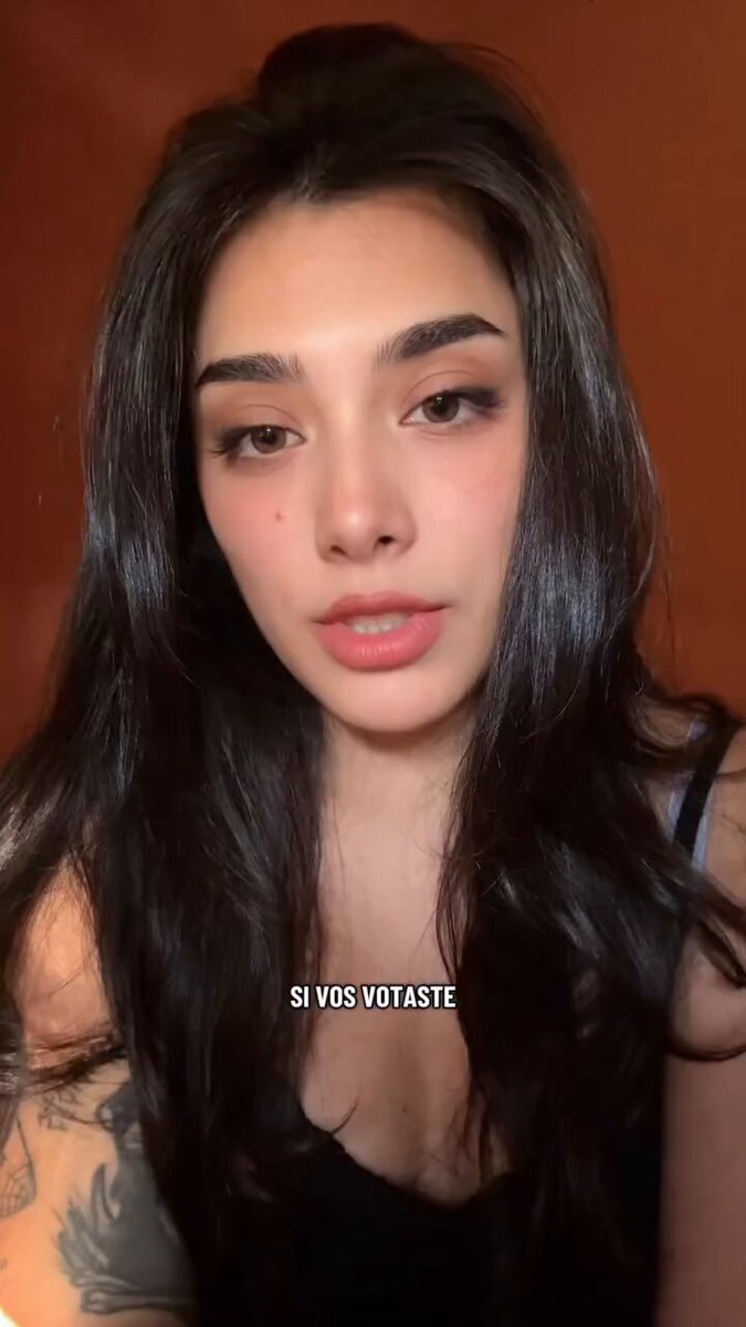 Denle ya una capa un cetro y una corona a esta reina bro!