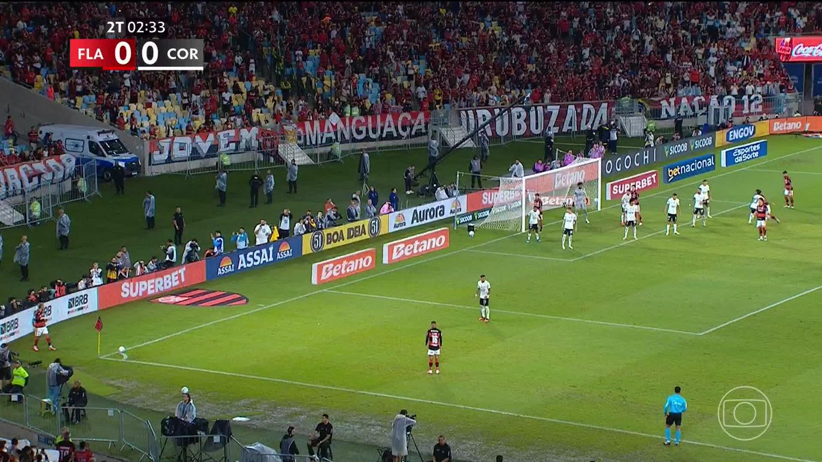 GOL DO FLAMENGO! No escanteio, a bola sobrou para Lucas Paquetá, que abriu o placar no Maracanã.