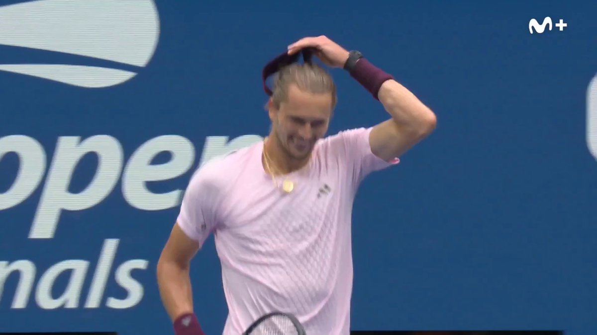 😂 La anécdota del torneo y tuvo que llevar en forma de '𝐞𝐦𝐩𝐚𝐧𝐚𝐝𝐚' en el peor momento posible. 😧 Alexander Zverev no fue consciente de que se había convertido en nueva campeón del US Open. Sigue todo el US Open en los canales de Movistar Plus Deportes