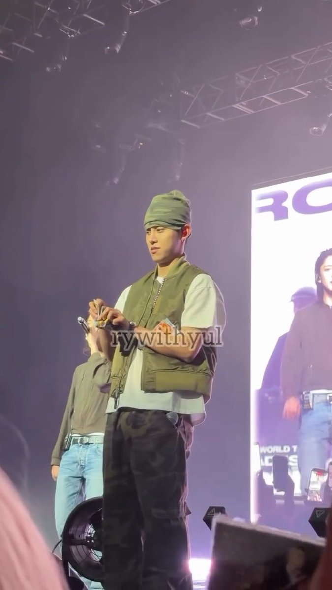 260913 Serenades &amp; Body Rolls in Toronto Brewek kartu Pokemon di stage😂 #률 #RYUL #롱샷 #LNGSHOT
