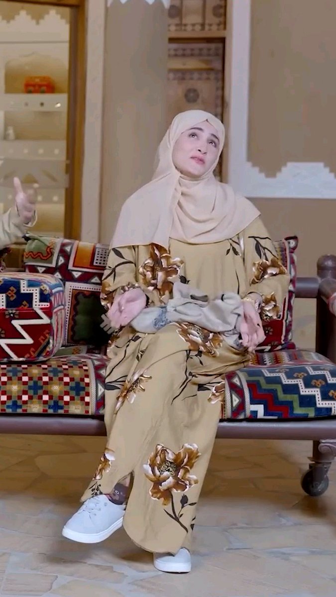 أمة القادرررر زوجة المشرف الحـ.ـوثي تلهط كل شيء حتى تبرعات غـ.ز.ة وانتم موتوا جوووع 😂😂