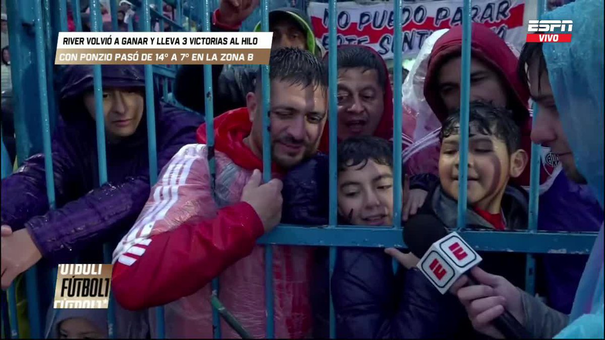 NO LES QUEDÓ DUDAS: Los hinchas de River en Tucumán, muy de acuerdo con la expulsión de Nicola por la falta contra Martínez Quarta. ▶️ Mirá #ESPNFútbol1 en el Plan Premium de #DisneyPlus