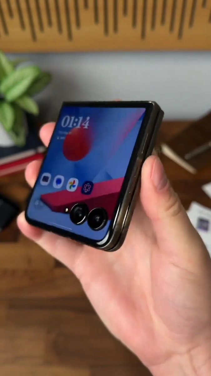 The new Motorola Razr Ultra 2026. I love Motorola engineering. Back to flip phones.🔥🤯