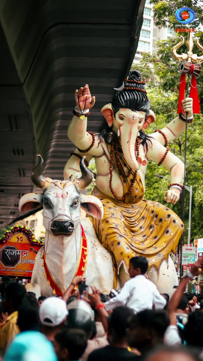 वक्रतुण्ड महाकाय सूर्यकोटि समप्रभ। निर्विघ्नं कुरु मे देव सर्वकार्येषु सर्वदा॥ विघ्नहर्ता भगवान श्री गणेश की कृपा से जीवन में ज्ञान, विवेक और सकारात्मकता का संचार हो। हर बाधा दूर हो, हर संकल्प को नई शक्ति मिले और हर कदम सफलता की ओर बढ़े। दूरदर्शन परिवार की ओर से गणेश चतुर्थी की हार्दिक शुभकामनाएं। #GaneshChaturthi #GanpatiBappaMorya #DeshkaPehlaChannelDeshkaApnaChannel