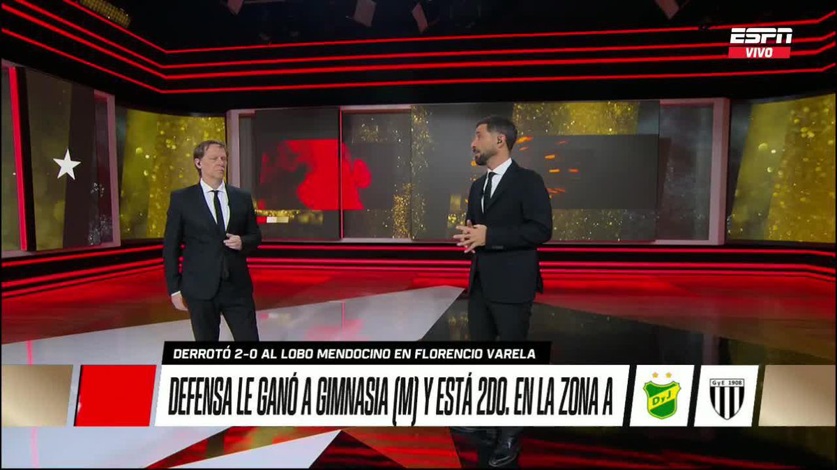 😆🏖️ ¡COMO EN LA PLAYA, MELLI! Guillermo Barros Schelotto aprovechó la arena en el Coloso para improvisar una pizarra al momento de hacer unos cambios. ▶️ Mirá #ESPNFútbol1 en el Plan Premium de #DisneyPlus
