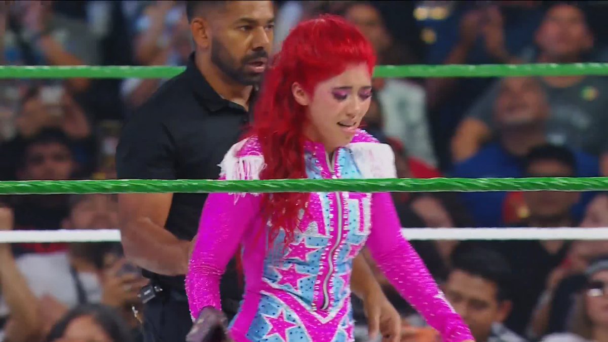 La Catalina is the NEW AAA Reina de Reinas Champion!! 🏆 WHAT A MOMENT!!