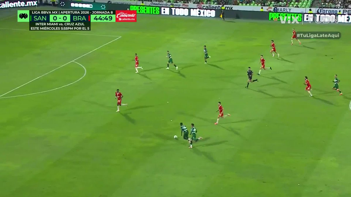 ¡FUERA DE JUEGO! Santos había encontrado un golazo de cabeza para abrir el marcador, pero el abanderado levantó la bandera y señaló posición adelantada.