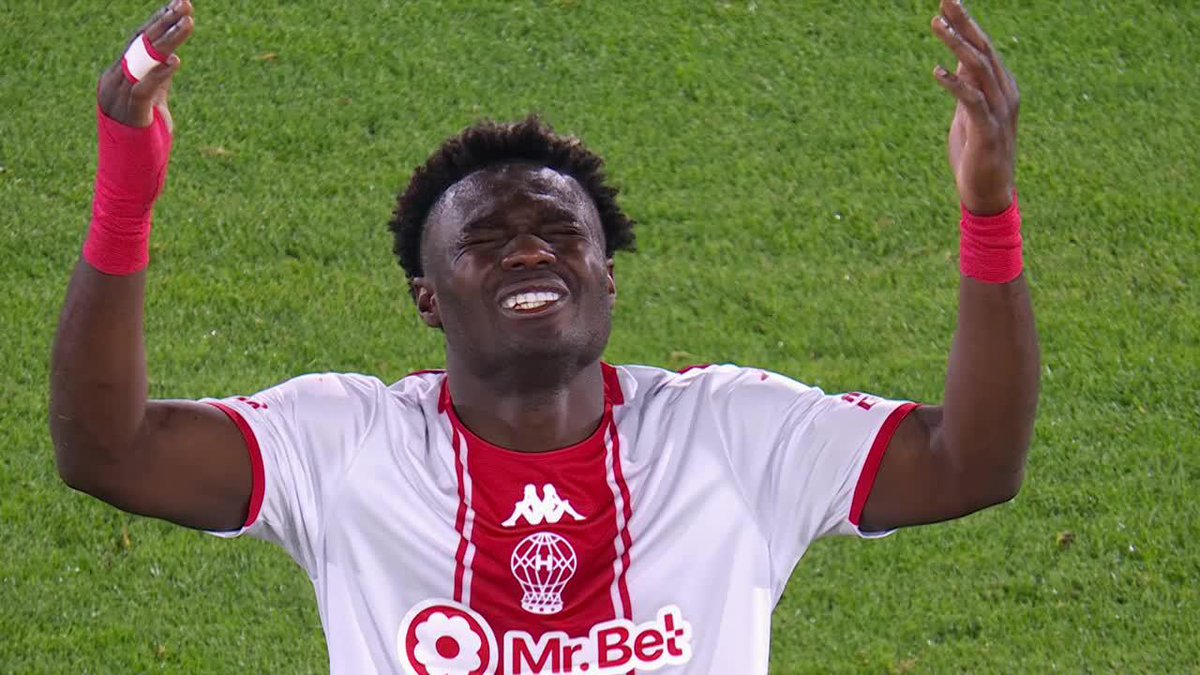 ¡LOS GOLES SIEMPRE LLEGAN DESDE ECUADOR! Después de un débil remate de Vergara, Galíndez sacó una contra rápida que culminó en el gol de Jordy Caicedo para anotar el 2-1 de Huracán vs. Racing.