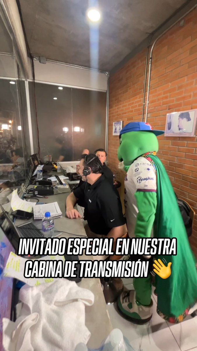👋 "HOLA, AMIGO. HOLA, AMIGO" 👋 Pochi visitó a Jorge Eduardo Sánchez y Eitan Benezra en la cabina de transmisión. ⚾ Disfruta la Serie del Rey x ESPN y #DisneyPlus Premium.