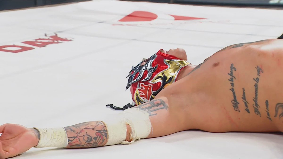 REY FENIX RETAINS!! 🙌 THAT WAS AN INCREDIBLE MATCH!!!