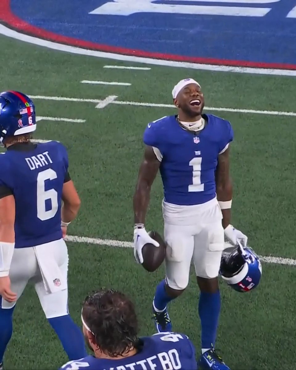 DART MADE SURE NABERS GOT THE GAME BALL 🥺 Malik Nabers was a game-time decision before the Giants’ win and hadn't played since September 2025 ❤️ (📺 NBC)