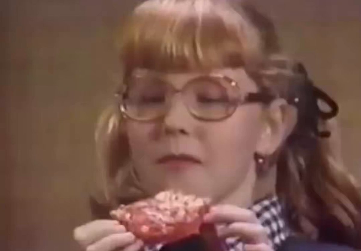 🍕In 1981, Chef Boyardee turned an English muffin into a pizza, a very early-’80s after-school snack What do you think, yay or nay?