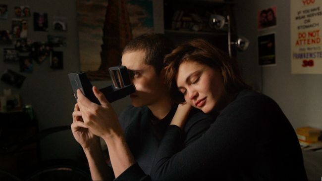 🎬 Judul: Love 👻 Genre: Drama erotis 📅 Rilis: 20 Mei 2015 (Cannes) ⏱️ Durasi: 135 menit ⭐️ Pemain: Aomi Muyock, Karl Glusman, Klara Kristin