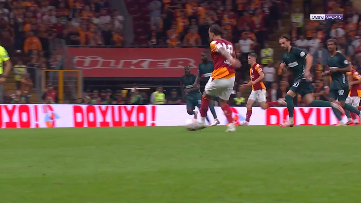 Zeki Uzundurukan: Abdülkerim Bardakcı, dün rakip kaleye bir füze gönderdi. Jeneriklik bir gol attı. Bu güzel golü, bugünün genç erkekleri, dede olduklarında torunlarına bile anlatır. O derece güzel bir gol attı. Gözlerimizin pasını sildi.
