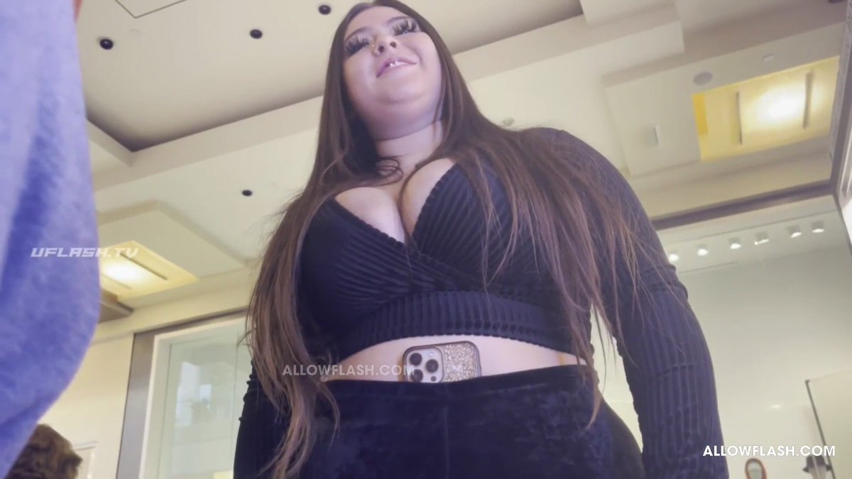 Hot latina saleswoman in love & looking at the bulge of the customer💀💦. Only wins content here. Chk link in bio now🥵💦.