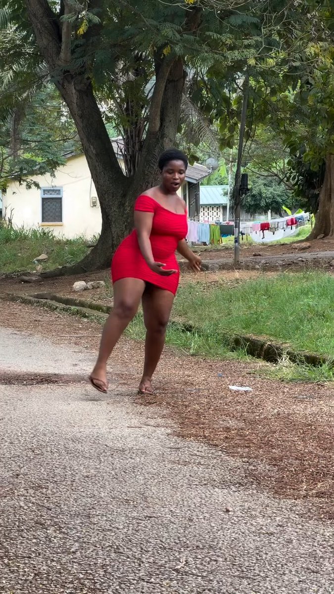 This dance just dey vex me 😂 In my regime I’ll ban this dance. Apart from that, she’s a solid 10, Anaa? 😁