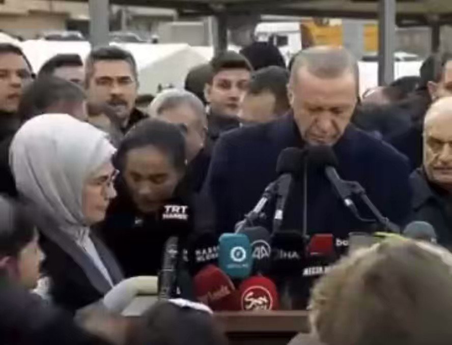 Çok kötü ve aşırı kült bir film gibi: - herifin diploması yok, en büyük rakibini ekarte etmek için diplomasını iptal ettirdi, - BTÖ ile mücadele eden kadrolar kumpas ile hapse atılırken, BTÖ elemanlarının rütbeli olarak TSK’ya alınması gündemde…