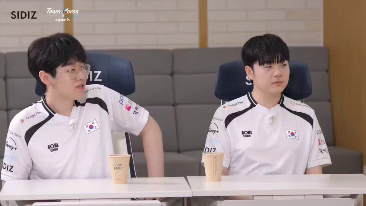 Q. 막내라서 좋은 점 ⚡️ 없지 않을까요? (ㅋㅋㅋㅋㅋㅋㅋ 🐣 잘 챙겨주잖아 😼 딱히 막내처럼 살고 있지 않아 다들 잘 챙겨주긴 하는데 오래봐온 사이라 그런지 형 막내 이런 느낌은 잘 없다고 ㅋㅋㅋ