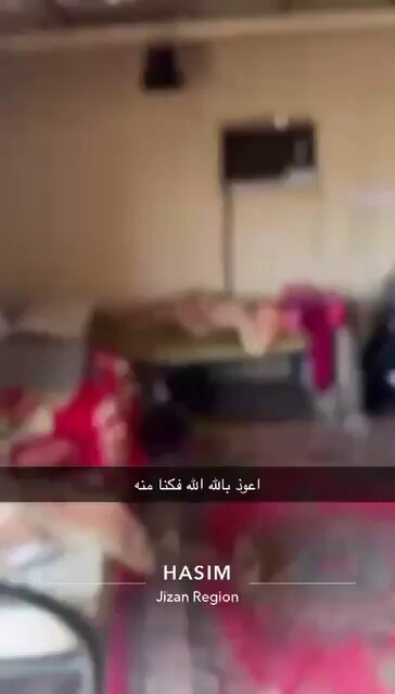 🚨🚨- متداول : في جازان .. مواطن يتفاجىء بثعبان عملاق اثناء دخوله من فتحة المكيف.! #جازان_الان