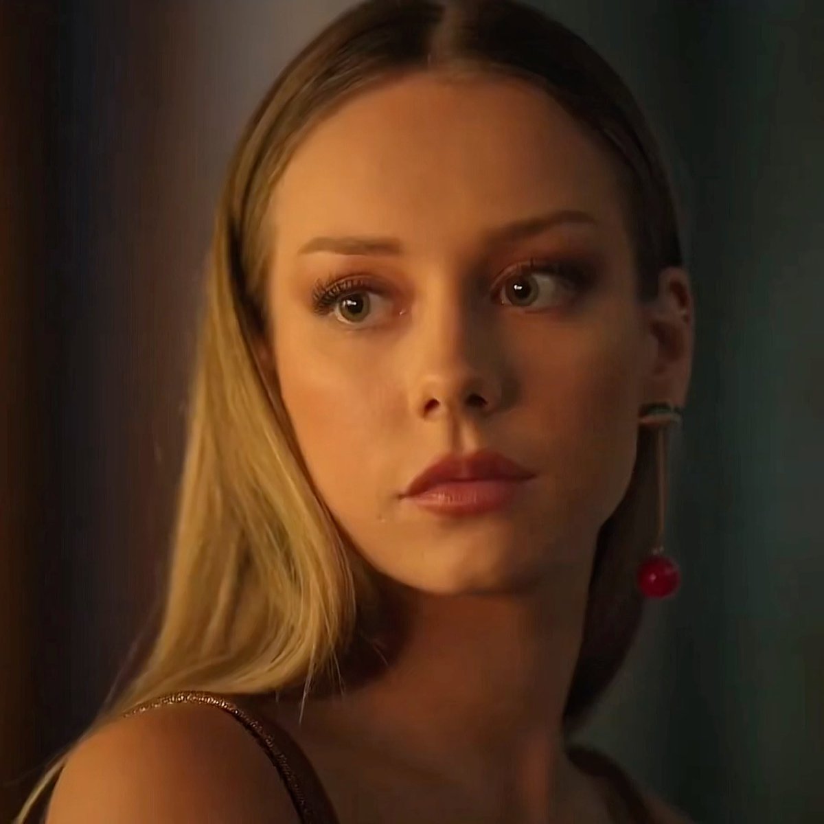 the first time i saw her in her role in Elite Carla she was the hottest #EsterExpósito