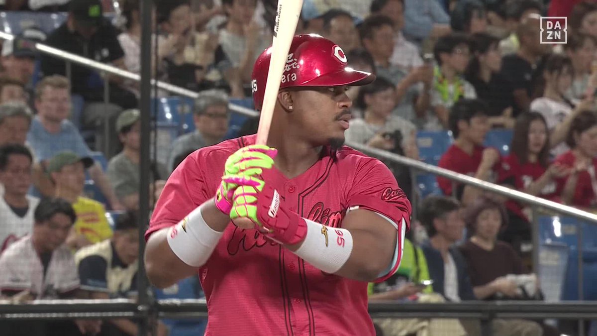 初球をバチンと バックスクリーン一直線 モンテロ 第12号ホームラン ⚾️ヤクルト×広島 #carp