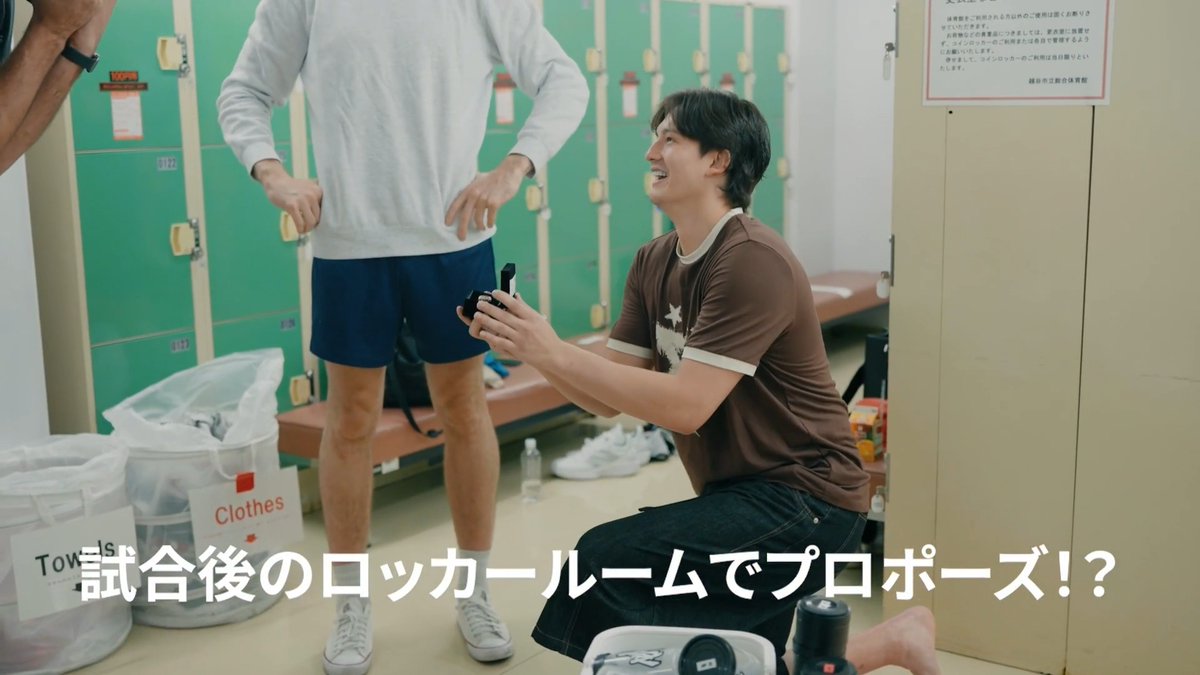試合後のロッカールームでプロポーズ！？💍 昨シーズンともに戦ったチェイス・フィーラー選手に、 天皇杯チャンピオンリングをお渡しできました🙌 Chase Fieler (チェイス・ フィーラー) #アルバルク東京 #Bリーグ