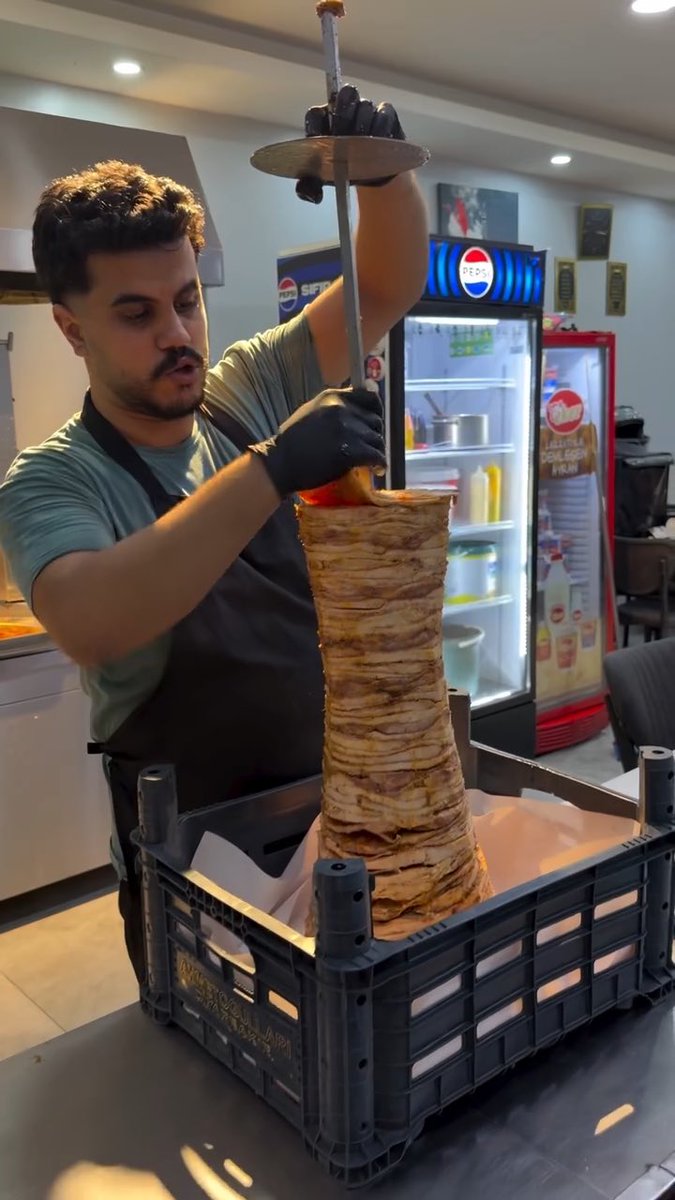 Diyarbakır’da bir döner ustası, akşam kalan dönerin tamamını sokak hayvanlarına götürdü: “10 kilo da kalsa, 20 kilo da kalsa ben atacağım abi. Abi ertesi güne takma olayı çok var. Tüm Türkiye, Diyarbakır dahil. Her zaman para mı kazanacağız? Vallahi zarar etmeyiz, vallahi dükkanı kapatmayız.”