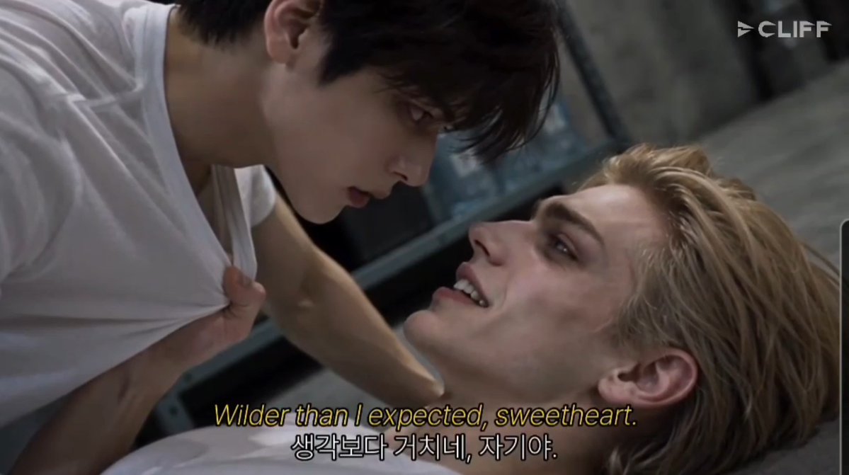《CALL MY BLUFF》 독일 마피아 차남 × 한국인 용병 BL 드라마 미친놈이 취향이었다 | Turns Out, Crazy Is My Type | BL AI Drama 카지노에서 돈을 잃은 의뢰인을 빼내러 온 용병 한이건. 그에게는 가볍게 끝낼 수 있는 의뢰 중 하나였다. 카지노 오너 요하네스 엥엘하르트에게 발각되기 전까지는... 이건은 자꾸 신경을 긁는 이 남자가 영 마음에 들지 않는다. 그러나 요하네스는 제 앞에서도 성질을 죽이지 않는 이건이 꽤 마음에 드는데. 도발에 꼬박꼬박 맞받아치는 반응까지도. 엮일수록 짜증 나는 남자와, 그 짜증마저 즐거운 남자. BL DRAMA - CLIFF AI 비엘드라마 퀄이 너무 좋네...🫠 #CALLMYBLUFF #BL #bldrama #blkdrama #미친놈이취향이었다