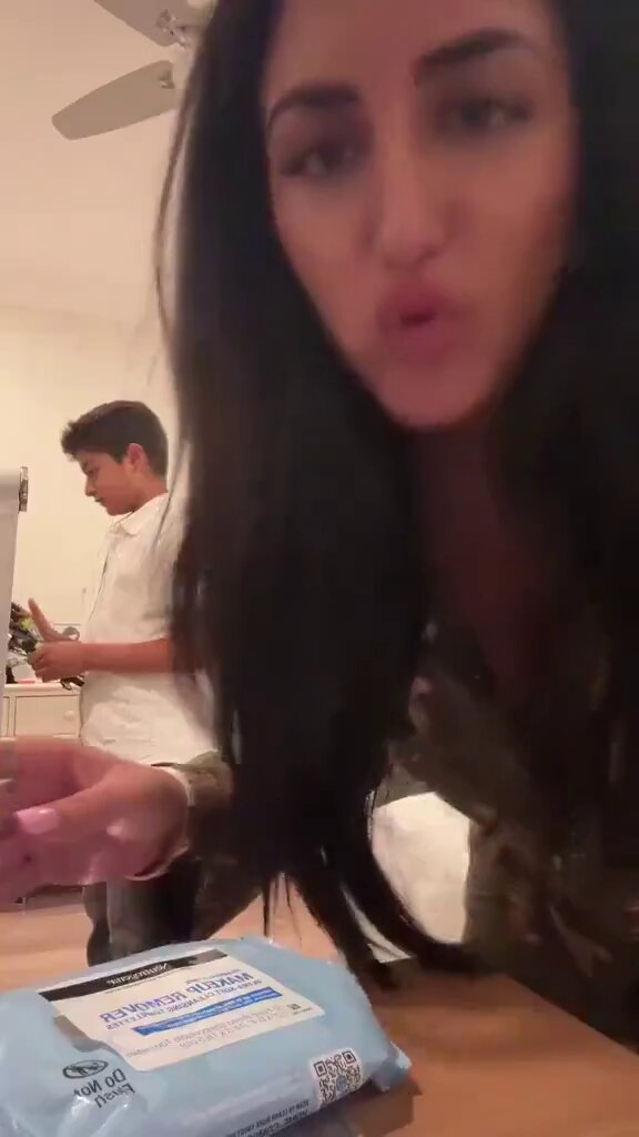 اخوها يبي يشم😂