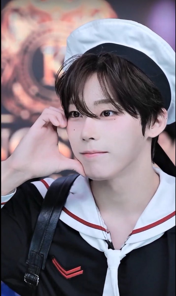 Sebenarnya agak kesel kalo liat dia dikit-dikit benerin rambut 😅 tapi gapapa lah ya untung kamu cakep jun. 😅