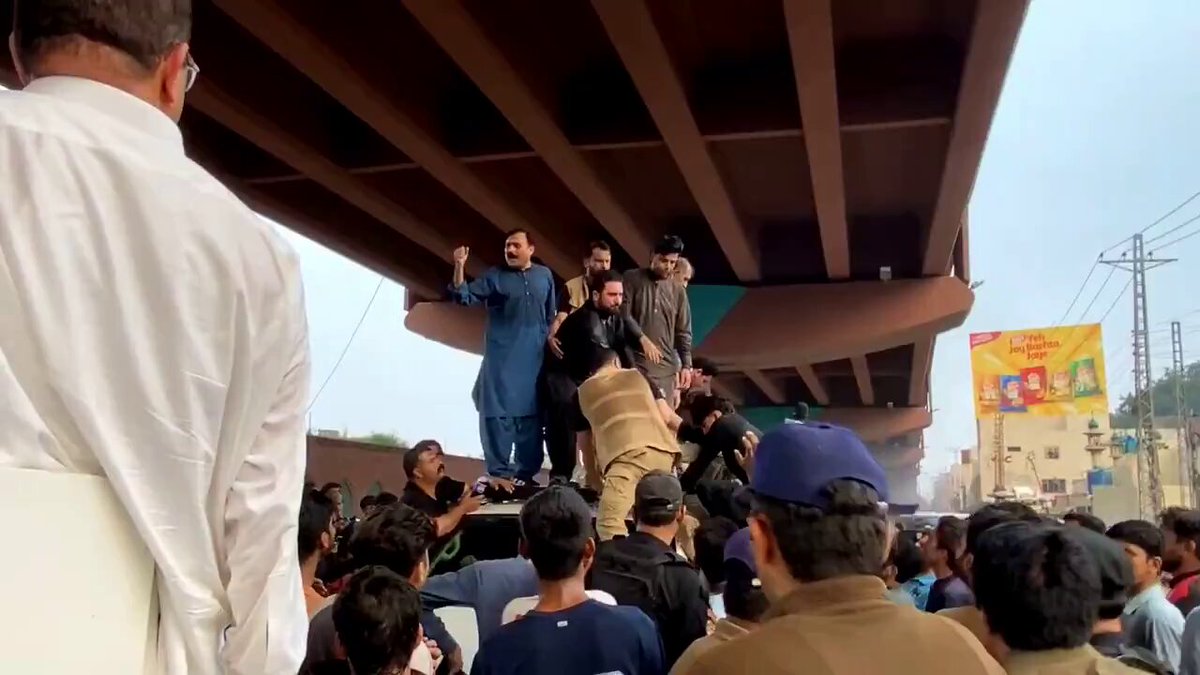 لاہوریوں نے سیلا پریدی کے استقبال پر سوسو کر دیا ہے اب یہ صاف ستھری سڑکوں پر ٹریفک بلاک کر کے اپنے صوبے سے آئے مزدوروں کو گاڑی پر چڑھا کے پپیاں لیتا پھر رہا ہے شاباش اہل پنجاب شاباش لاہوریوں 🙌🏻🙌🏻