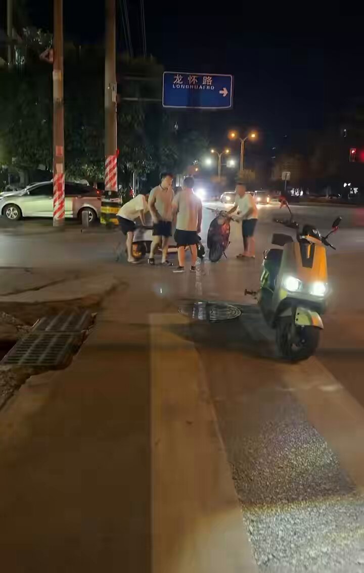 素人之间，解决矛盾的最好办法，就是不玩阴的，赤手空拳1V1，结结实实打一架；打完拍拍屁股，各回各家。