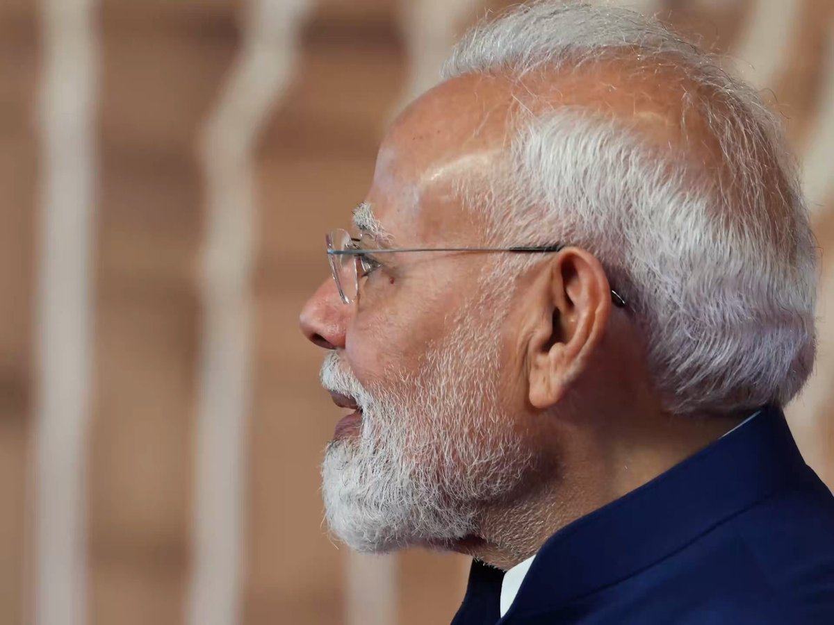 Sekitar hari kedua di Delhi semalam, membawa suara dan pendirian tegas Malaysia tatkala berucap di hadapan pimpinan dunia di pentas BRICS. Berakhir urusan diplomasi di Delhi, saya terbang ke Kerala untuk bertemu Mufti Besar India dan berhimpun bersama kira-kira 2,000 anak-anak pelajar Markaz Saquafathi Sunniya dalam majlis ilmu. Alhamdulillah. #MalaysiaMADANI #DiplomasiMADANI #YakinMADANI