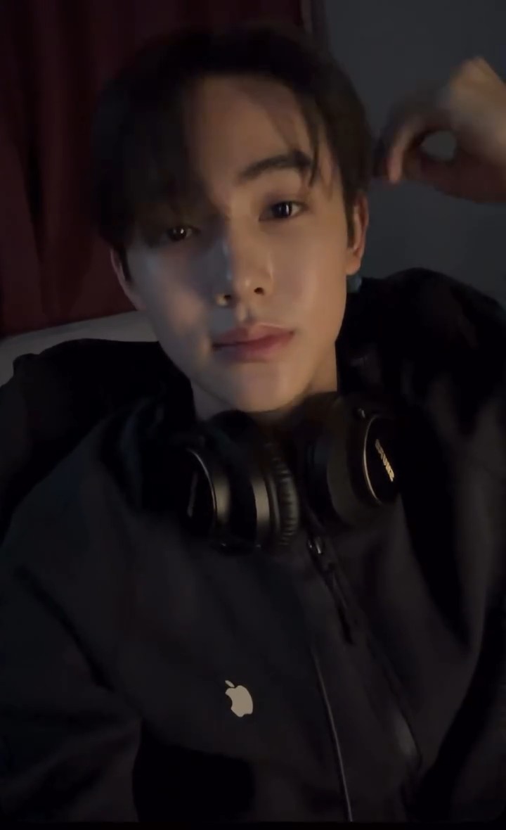 two seonghyeon clips that sit at the same table