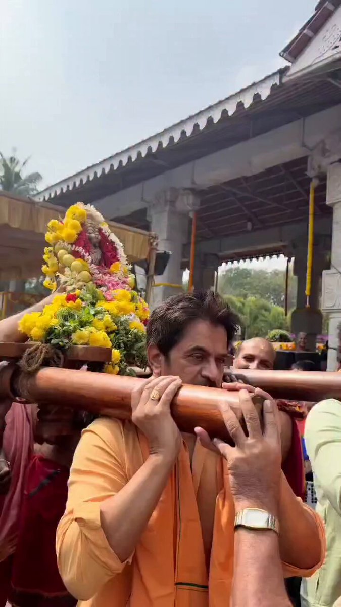 Kannadiga actor Action King Arjun Sarja carrying the palanquin during the God’s festival held at the Hanuman Temple he built in Chennai.. 🚩🚩 Jai Shri Ram Jai Hanuman #ArjunSarja #JaiHanuman #JaiShriRam