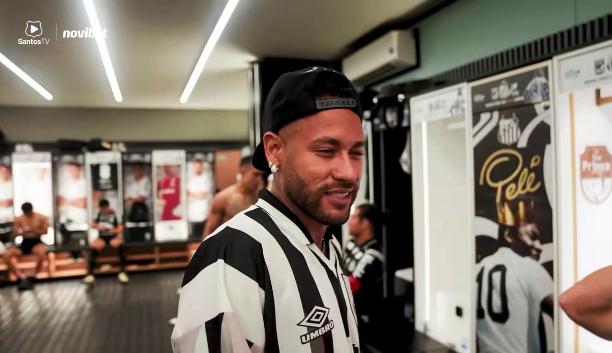 Rodinei reclamando que a cada nova contratação do Santos, o armário dele vai mais para o canto kkkkkkkkkkkkkkkkkk