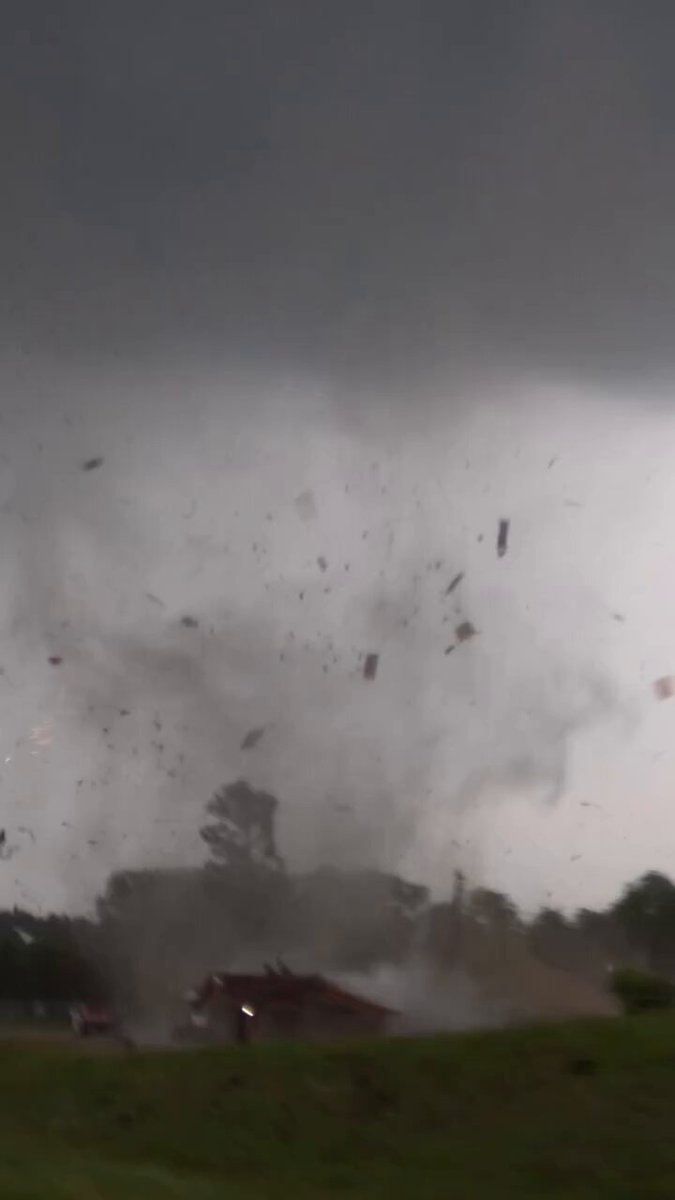 No one is more powerful than nature. A cyclone has hit the city of Missouri in America, the world's largest superpower. Everyone should pray that the tornado does not cause much damage, every life is precious.