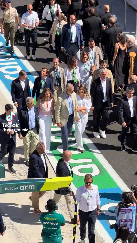 EL REY LLEGANDP A CEUTA 🤦‍♂️👇 enserio hay gente que le sigue aplaudiendo 😳😳😳 ? ha permitido la entrega de ceuta melilla y canarias y la gente le.aplaude 😳😳