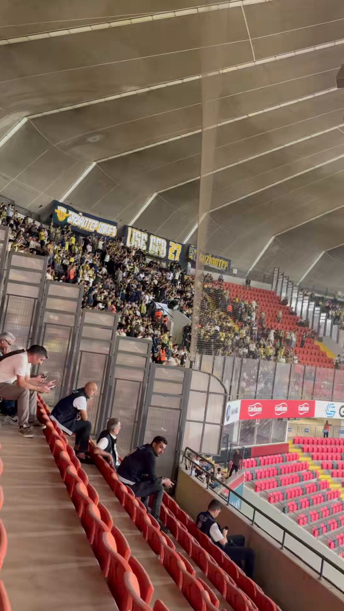 Gaziantep’te Fenerbahçe taraftarını susturmak için ev sahibinin boş tribünlere son ses müzik verilmesi gerçekten çok gereksiz. İnsanların sağlığıyla oynanıyor! #GFKvFB