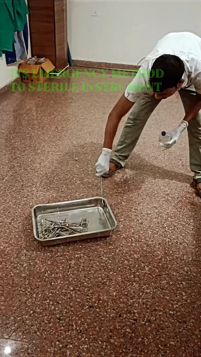 Hindistan’da bir hemşirelik öğrencisi, acil durumlarda ameliyat aletlerinin nasıl sterilize edileceğini uygulamalı derste öğrendi.